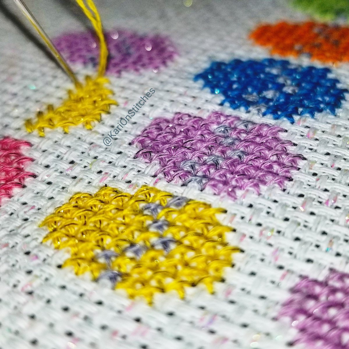 The sparkles! 🤩🌟📸❇🌟
@dmccreativewrld @CommonthreadUS 
#crossstitch #crossstitchersofinstagram #xstitch #karionstitches #dmcmouliné #dmcmoulinéspécialétoile #dmcetoile #moulinéétoile #dmcembroideryfloss #dmc_threads #dmcthread #dmc_floss #dmcfloss #easter #sparkles #glitter