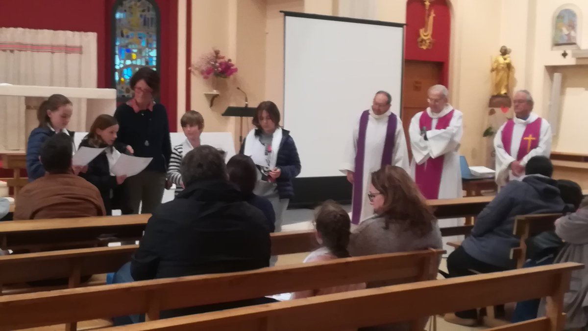 ELargente's tweet photo. Le texte du Fils prodigue lu à 3 voix par les prêtres qui ont donné le sacrement de Reconciliation à nos futurs premiers communiants à la chapelle de Largenté... Merci pour leur accompagnement ! https://t.co/1GRbn1iFCp