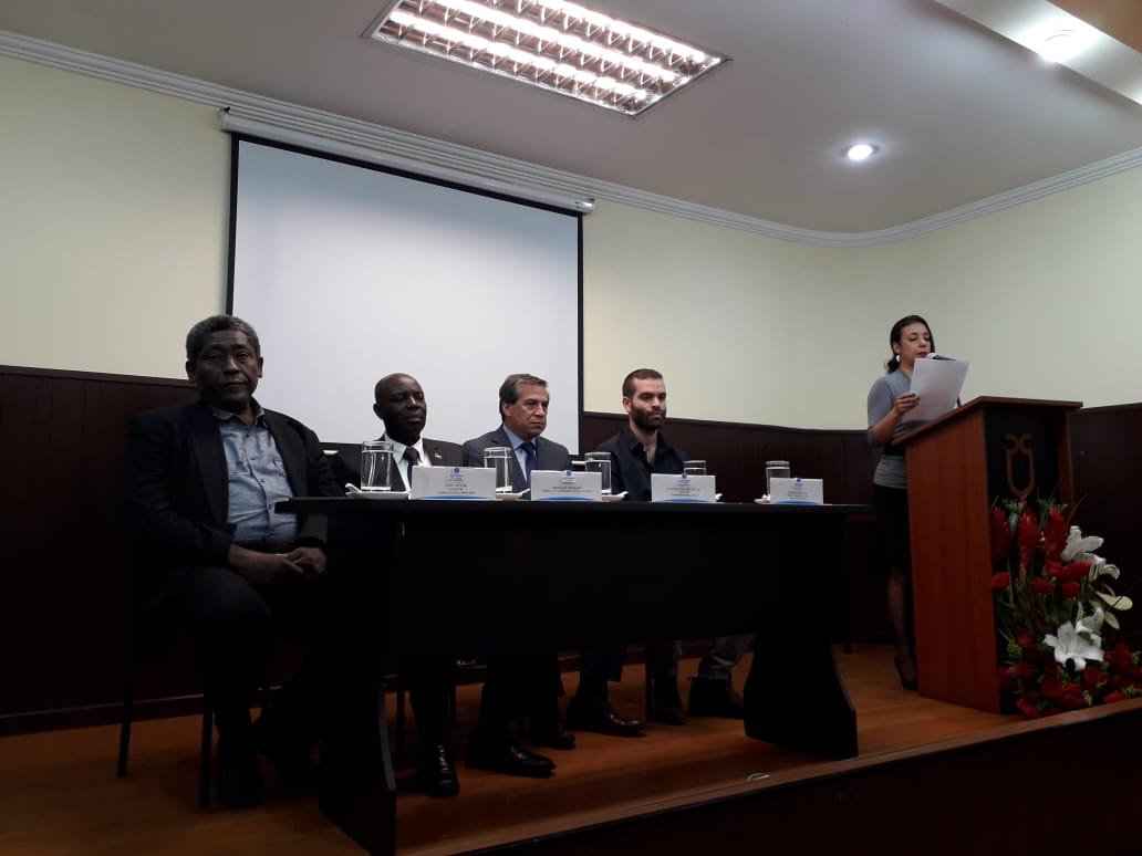 Hoy día se realizó en la Universidad del Azuay un conversatorio sobre libertad de expresión y periodismo en Haití, con el escritor y periodista haitiano Gary Victor, en el marco de su residencia artística en Cuenca gracias a nuestra cooperación con la Embajada de Haití en Ecuador