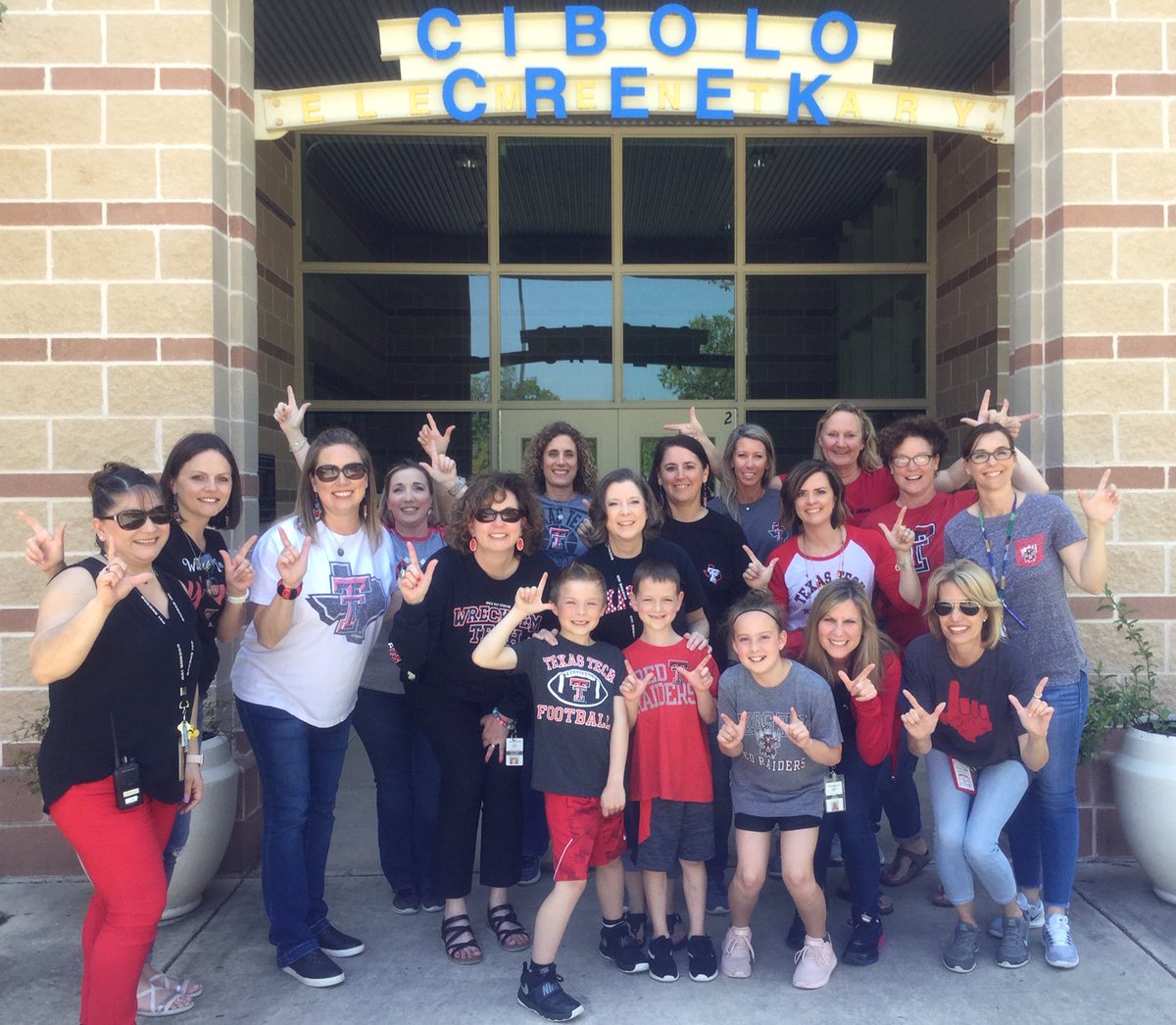 april_brinson's tweet photo. These Cibolo Creek Cubs are ready to cheer on our Red Raiders!! Wreck @MSU_Basketball!! @CiboloCreekES @CoachBeardTTU @TexasTechMBB @kirbyhocutt https://t.co/bKyLW4CZYZ