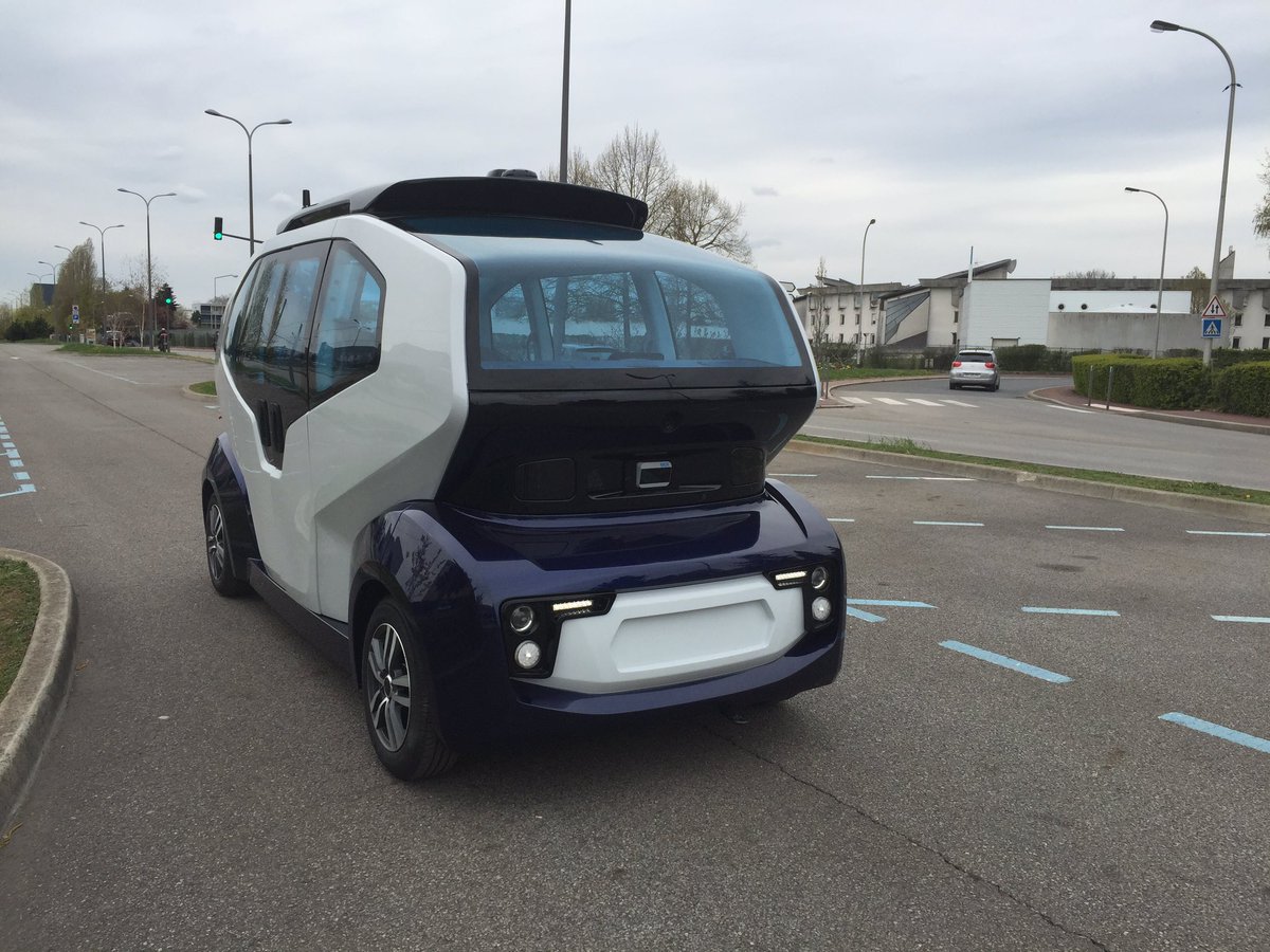 PascalThevenot's tweet photo. La navette autonome @MILLApod la fait ses premiers essais en circuit fermé sur le parking Ravel. Ensuite vous la retrouverez en essais sur la voirie pour  pouvoir en profiter après l’été. .@velizy https://t.co/8S7LGmqReT