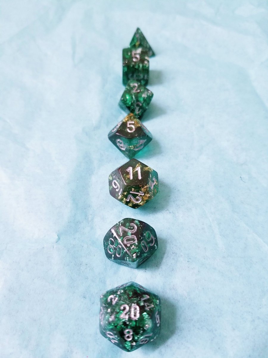 CrowGlowing's tweet photo. ~¢αи∂ℓє ωιик🕯~
In the dark of the night her scales caught the light of the flames like flickering candles. Her once mottled skin gleamed like gemstones. 
#dnd #customdice #resindice #characterdice #dice https://t.co/qRFzVVVxAk