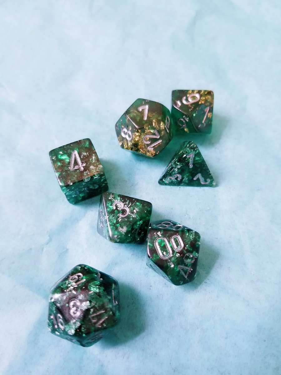CrowGlowing's tweet photo. ~¢αи∂ℓє ωιик🕯~
In the dark of the night her scales caught the light of the flames like flickering candles. Her once mottled skin gleamed like gemstones. 
#dnd #customdice #resindice #characterdice #dice https://t.co/qRFzVVVxAk