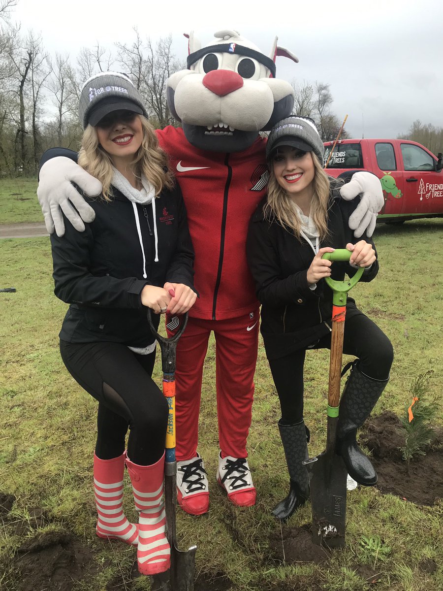 BlazerDancers's tweet photo. BD’s Jackie &amp; Jenny are planting trees with Blaze, @DaimlerTrucksNA &amp; @FriendsofTrees this rainy Portland afternoon. #plantingtrees #fridayfun #daimler #friendsoftrees #sandyriverdeltapark  #trailblazers https://t.co/NFPzXMKhmM