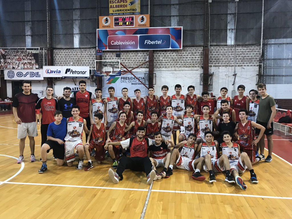 El plantel completo de U15 luego de su enfrentamiento en una nueva jornada del Torneo Oficial. Fue victoria de los “A” por 81 a 33 consiguiendo su cuarto triunfo al hilo. Por su parte, los “B” quedaron con récord de 2-1.