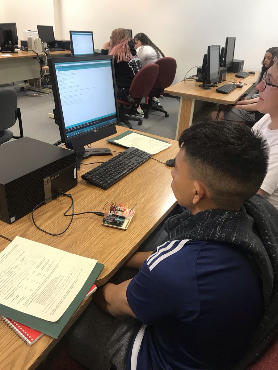 GEARUPUNR's tweet photo. GEAR UP REPRESENT 🙌🏾 @GEARUPUNR @GEARUPGBC @WoosterColts Beatty and Pahrump Valley in the house !! Thank you ALEX !!! #STEAM #college #GEARUPworks #FirstGenNV https://t.co/cr59zRkizk