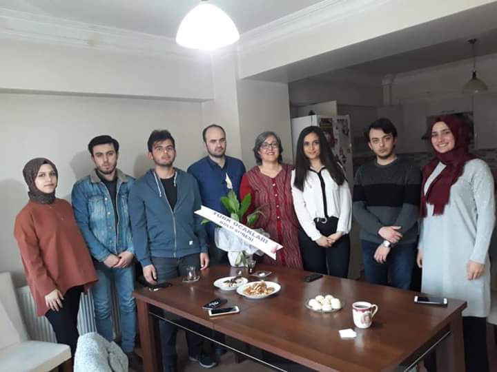 Gençlik Kolları olarak Av. Fatma Kubilay Hanım'ın avukatlar gününü kutladık. Misafirperverlikleri ve hoş sohbetlerinden ötürü kendilerine teşekkür ederiz.