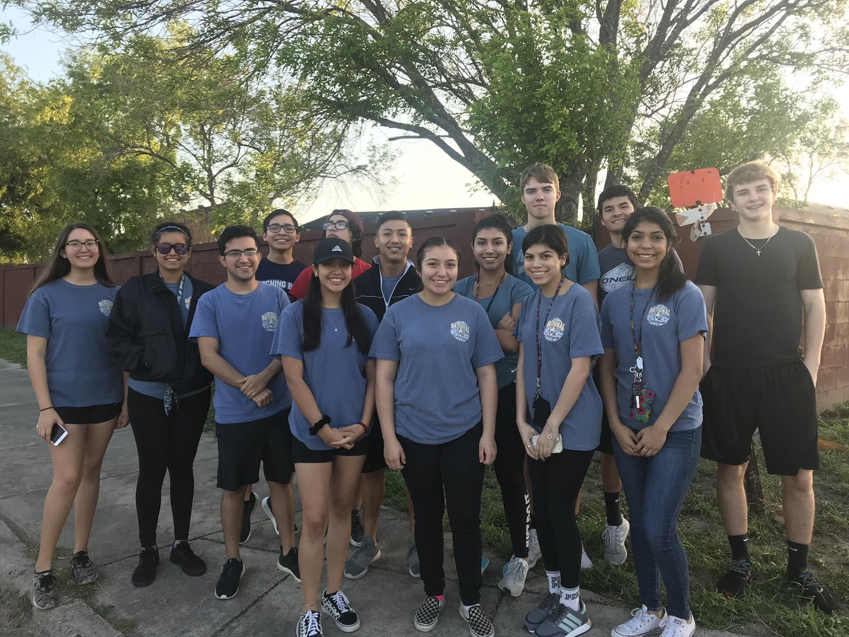 hhsnhs2019's tweet photo. Some pictures of our NHS members at our 4 Birds One Cause 5k last weekend! #WeAreHCISD https://t.co/XfqtYyU5RP