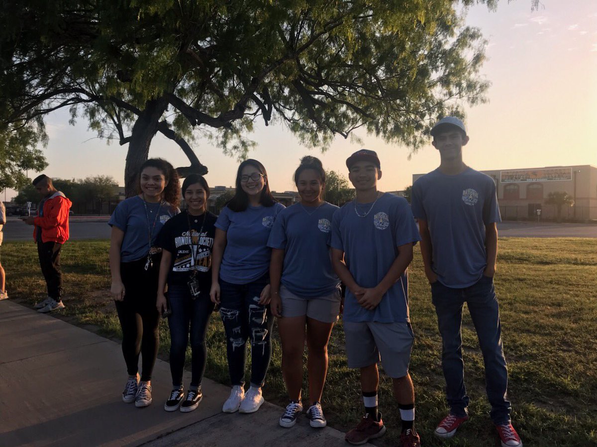 hhsnhs2019's tweet photo. Some pictures of our NHS members at our 4 Birds One Cause 5k last weekend! #WeAreHCISD https://t.co/XfqtYyU5RP