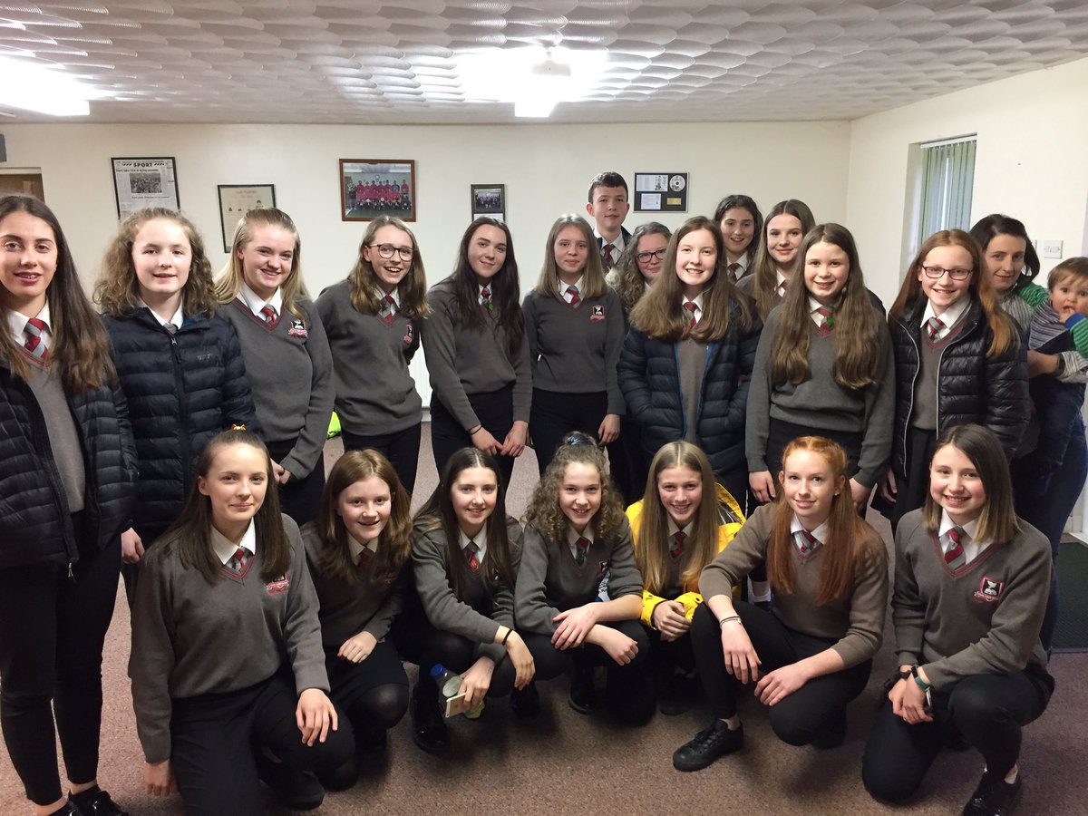 CymraegYHR's tweet photo. Noson dda yn noson goffi @ybarcud heno yn Llanddewi Brefi. Da iawn bawb! @YsgolHR ☕️ 🧁 🎵 #llefaru #ymgom https://t.co/oHZGqZxffc