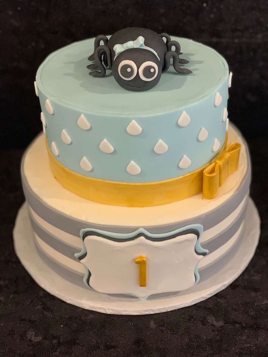 mainstreetreats's tweet photo. It may have looked gloomy, but at least the rain stayed away long enough for our friend! No washed out spiders here! @carmelartdesign
#customcakes #firstbirthday #spidercake #spidercookies #customcookies #decoratedsugarcookies #royalicing #royalicingcookies #birthdaycookie https://t.co/1zApdEVdZ8