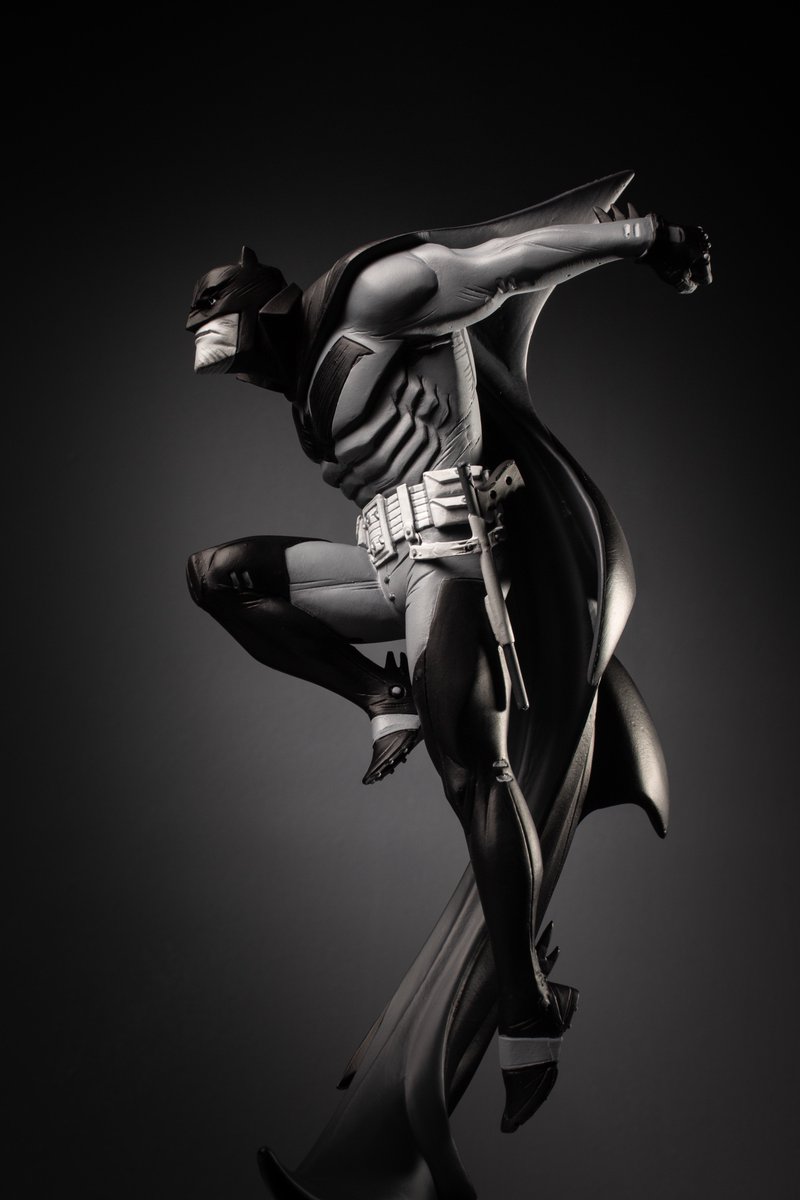 Holy smokes! This just arrived a few minutes ago. @Sean_G_Murphy 's Batman from DC Collectibles is looking fantastic!
Note: This is NOT a black and white photo.
#DCComics #comics #batman #batmanwhiteknight