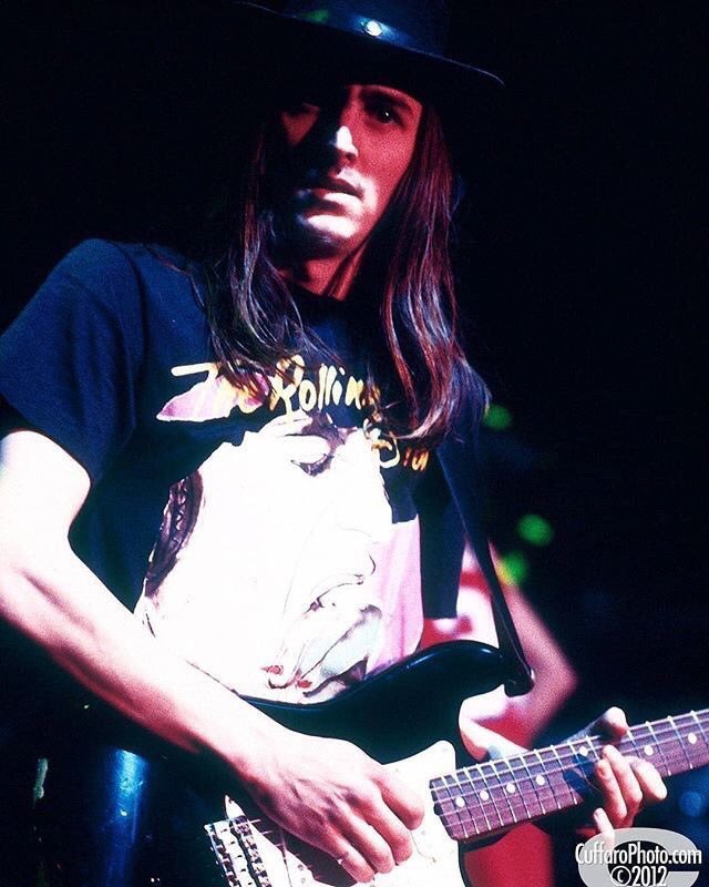 HAPPY BIRTHDAY TO PEARL JAMS KILLER GUITARIST MIKE MCCREADY I LOVE YOU  