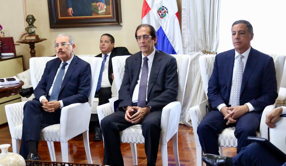 GobiernoDanilo's tweet photo. Presidente @DaniloMedina encabezó reunión, junto a ministros del @MinpreRD y @MinHaciendard, con todos los funcionarios del área financiera del Estado, con el consultor internacional asesor del Ministerio de Hacienda, Ricardo Gutiérrez. https://t.co/oFOcefIT22