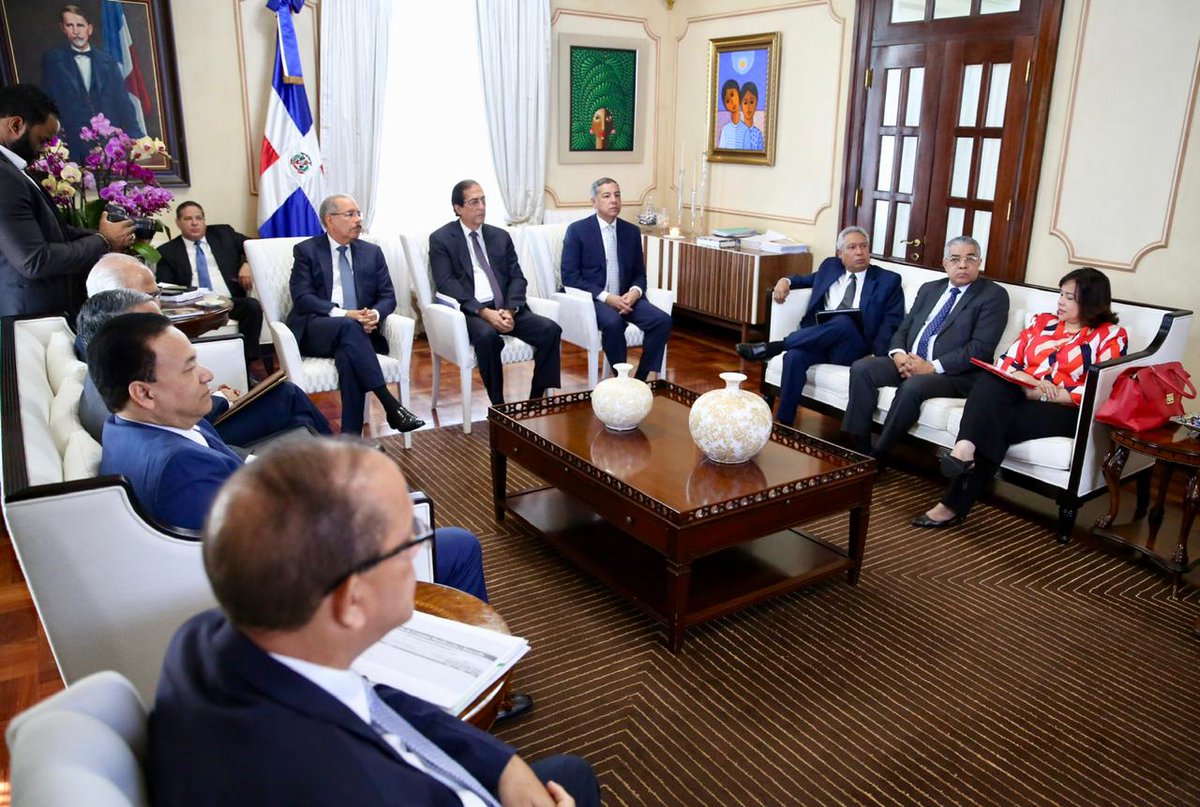 GobiernoDanilo's tweet photo. Presidente @DaniloMedina encabezó reunión, junto a ministros del @MinpreRD y @MinHaciendard, con todos los funcionarios del área financiera del Estado, con el consultor internacional asesor del Ministerio de Hacienda, Ricardo Gutiérrez. https://t.co/oFOcefIT22