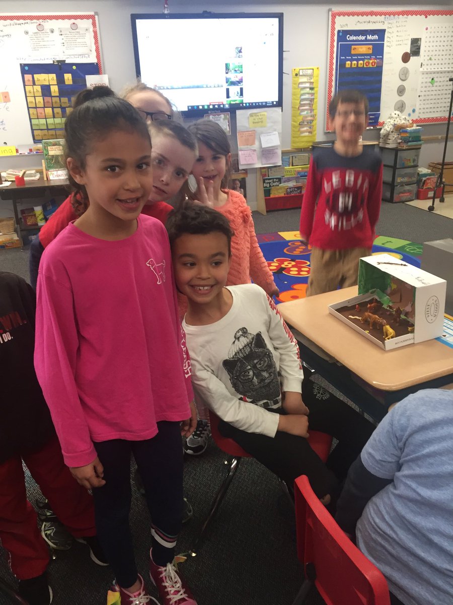 MacnallyJanet's tweet photo. Show casing their amazing habitat dioramas #mashpee https://t.co/YowgDo5jgw