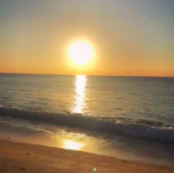 DouayJoyce's tweet photo. #FridayFeeling Gratitude, stillness, serenity, joy, inspiration but especially an awakening in front of the sea, a dream come true because I believed since my childhood.This reality was created by my heart and my faith by believing that anything is possible.What are your dreams? https://t.co/AHH8jWFDux
