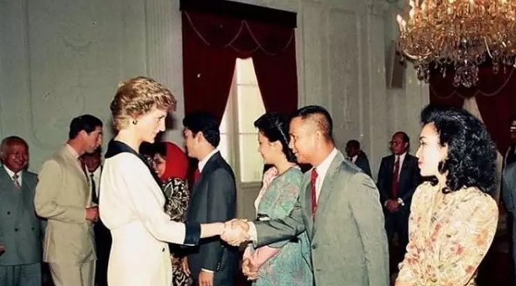 298
Kuis #2019GantiPresiden 2 hadiah kaos
 
Syarat
1. Follow <a href="/GitoKaliwungu/">Gito Kaliwungu</a> Jakarta &amp; <a href="/MSApunya/">ORI</a> Aceh
2. RT
3. Menjwb pertanyaan disertai tagar #2019GantiPresiden 

Apa komentar anda tentang <a href="/prabowo/">Prabowo Subianto</a> muda
*bersalaman dg Lady Diana tahun 1989

2 pemenang diumumkan 8-4-19 pkl 20.00