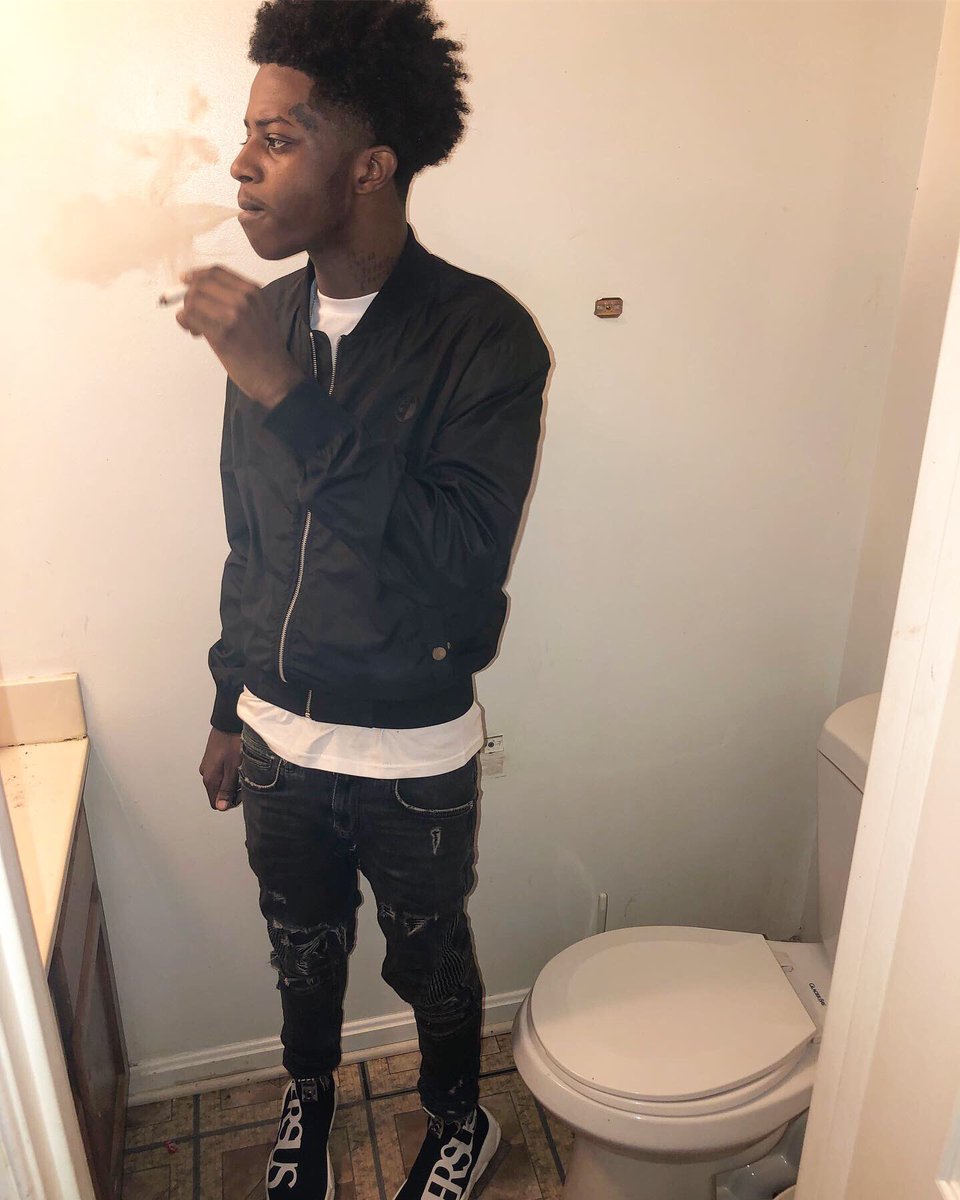 PouringUpCrazy's tweet photo. I Come Frm Da Trenchez I Cant Come Outside In Flip Flops 🤢 #FreeLuck🍀😤 https://t.co/7KiaWMCZO5