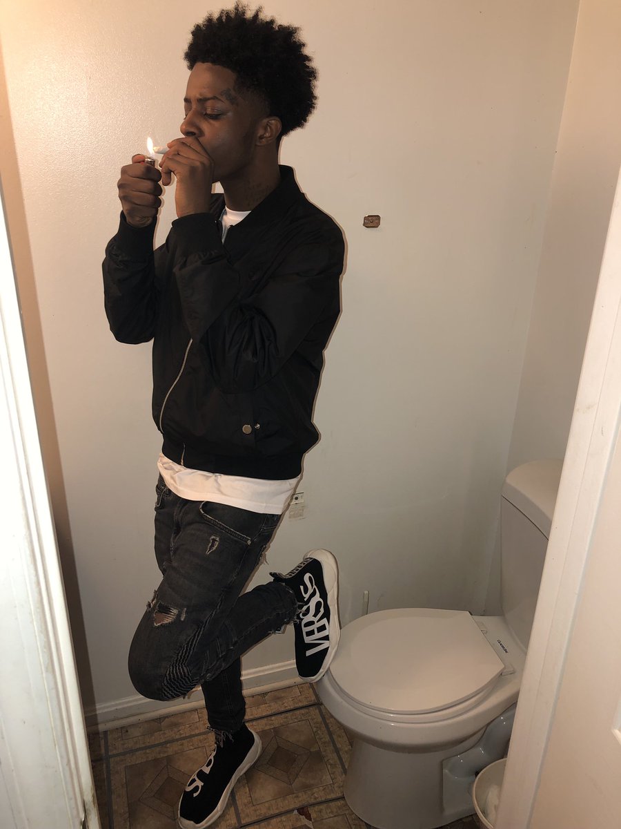 PouringUpCrazy's tweet photo. I Come Frm Da Trenchez I Cant Come Outside In Flip Flops 🤢 #FreeLuck🍀😤 https://t.co/7KiaWMCZO5