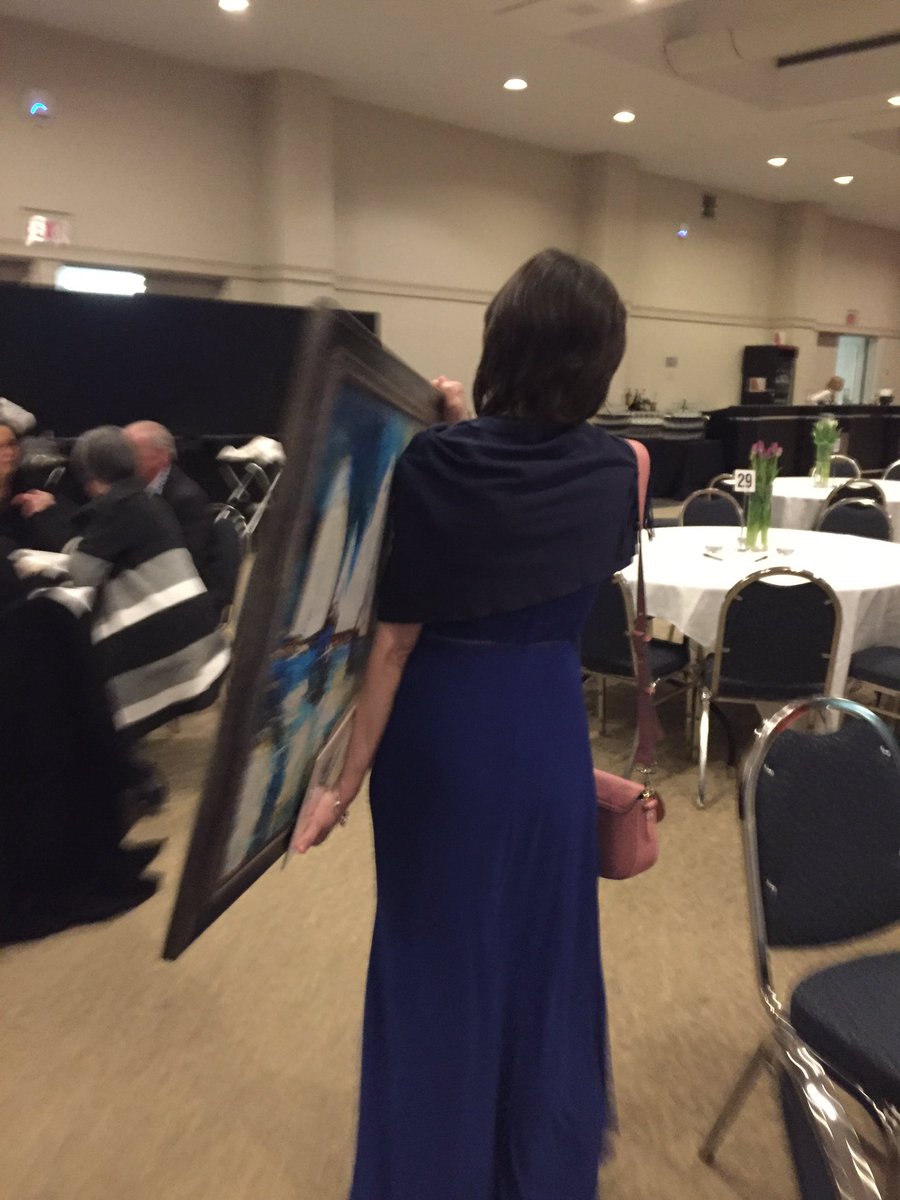 journojoycest's tweet image. And she’s bringing a GIANT painting home. @michaelhaggert &amp;amp; @like2go 😂 👏🏻👏🏻 

#jrn405