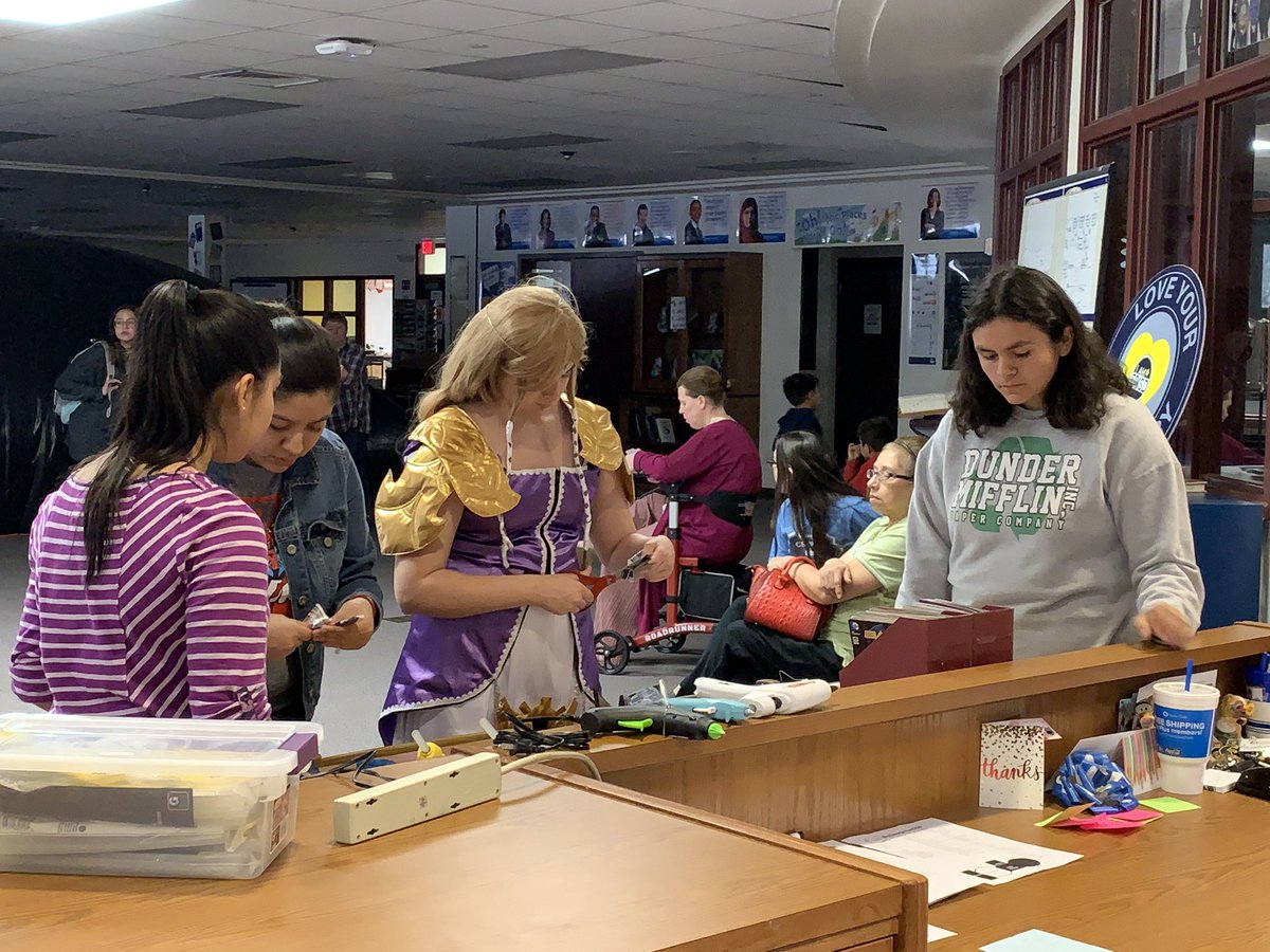 chapinpltw's tweet photo. #ChapinCommunity Thanks to #ChapinLibrary for sponsoring #BigDawgsFanCon Thankful to see #ChapinMagnet students hanging out, having fun #PrideoftheNortheast https://t.co/HM7W3y1cQb