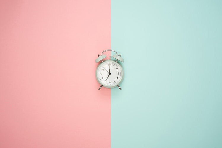 liviabritoof's tweet photo. #aLIVIAnados, el próximo domingo 7 de abril, inicia el horario de verano.  ⏰Creo que es un horario que hace rendir el día y cuida nuestro planeta. 🌎 ¿Qué hacen para adaptarse rápido al cambio? 🤪 https://t.co/zS9pspNC7X