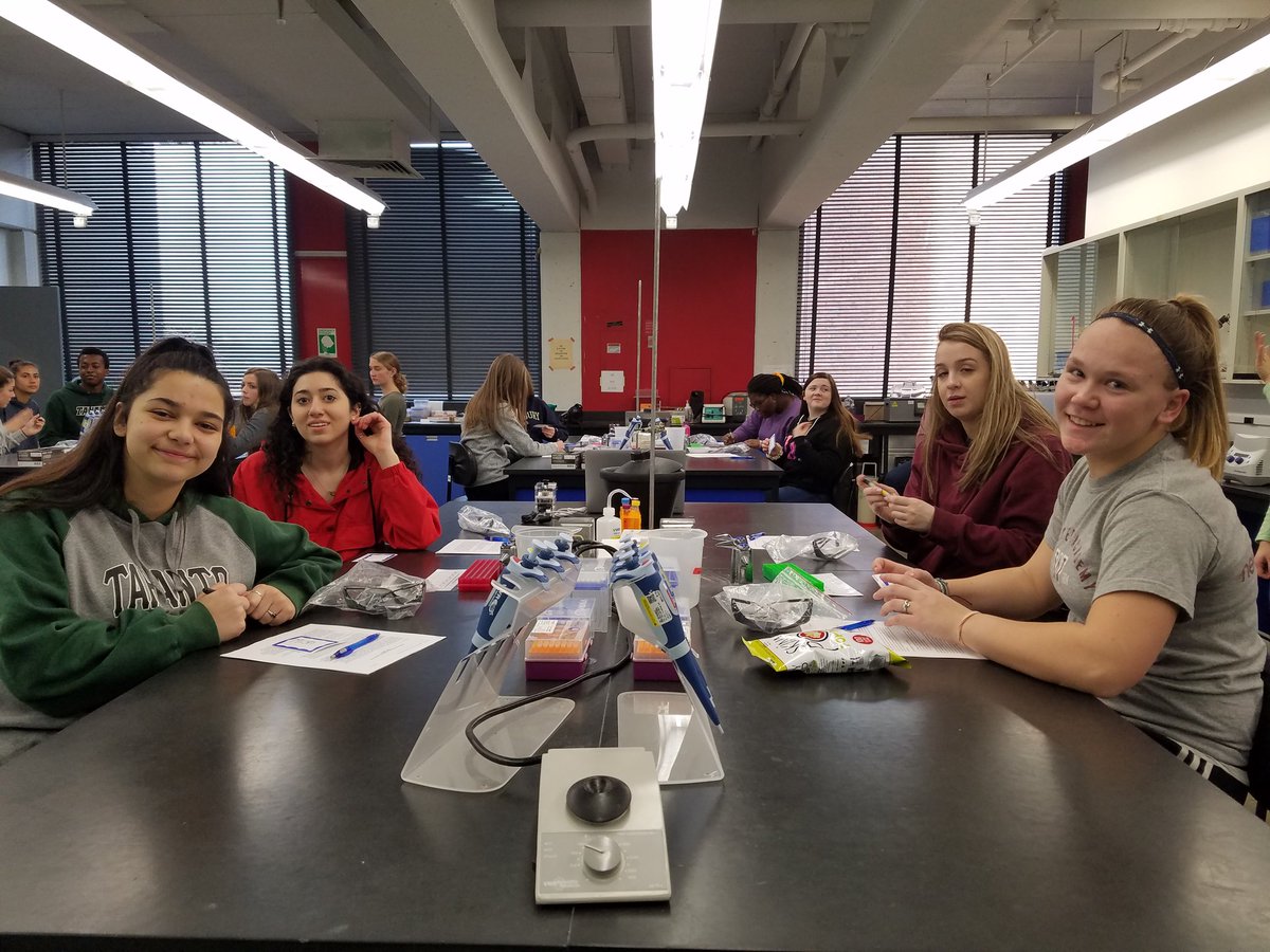 SequeiraBio's tweet photo. GREAT day @HarvLSOutreach GMO OMG! #LSOSpring19 Thank you, Alia! @aliaqatarneh #stags #makingsciencereal https://t.co/R4nl48bF40
