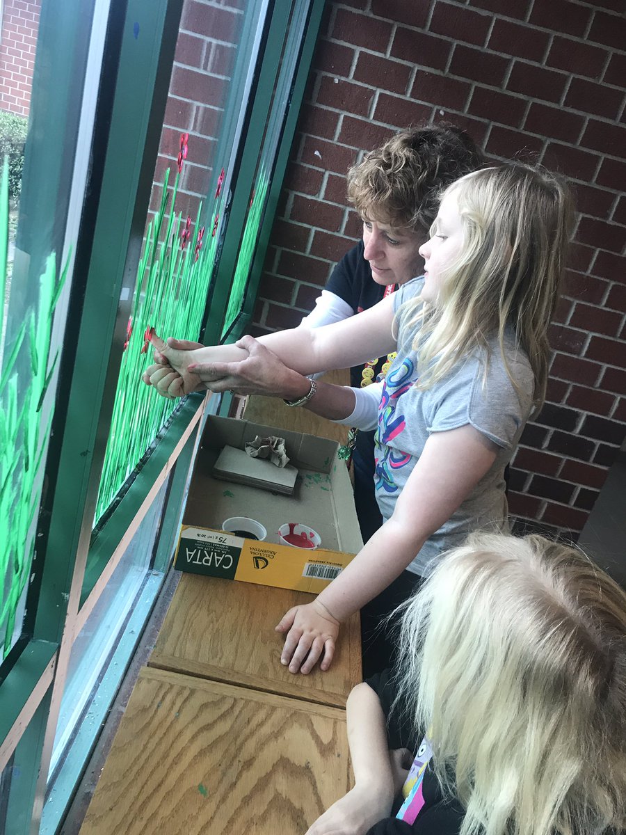 nstreet_teaches's tweet photo. 1st Graders are on to the next part of their Memorial Day PBL. Our windows are transforming into poppy fields to commemorate the sacrifice of so many men and women who have given their lives fighting for their country. 🇺🇸 #honorandremember #pblprocess https://t.co/7lPot7UNEd