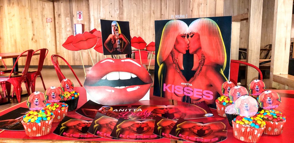 AnittaDailyAR's tweet photo. Lanzamiento Álbum Kisses @Anitta  🇦🇷  Amando el disco Reyna  #AnittaKISSES 
💋💋💋Kisseando  @BurgerKingArg  #Anitta https://t.co/yGWqE99IdH