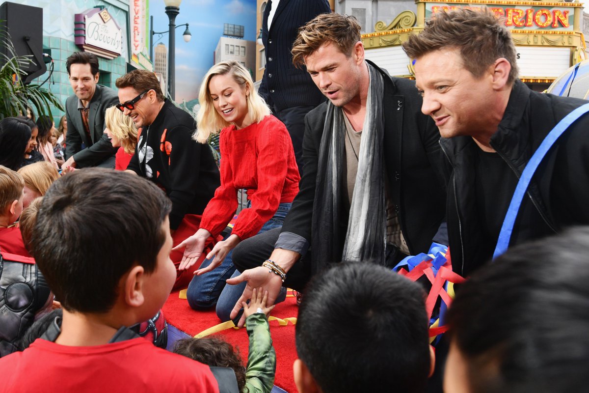 MarvelStudios's tweet photo. The stars of Marvel Studios’ #AvengersEndgame assembled at Disney California Adventure Park today for Avengers #UniverseUnites! (1/3) https://t.co/tmY7pC9D9E