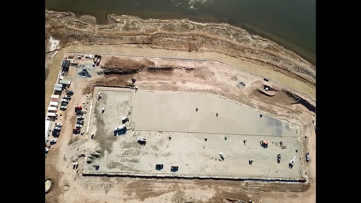 AccordiaRealty's tweet photo. #TremleyPoint Pad poured and walls going vertical in 3 weeks. https://t.co/TUTy6yIMBb