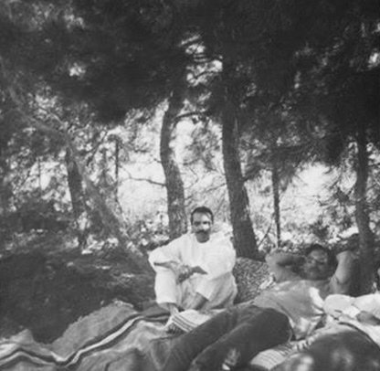 DarthVaderaa's tweet photo. @HaiderKAbbasi Your dada casually chilling with the military dictator of his time. https://t.co/4rIvDuRR12