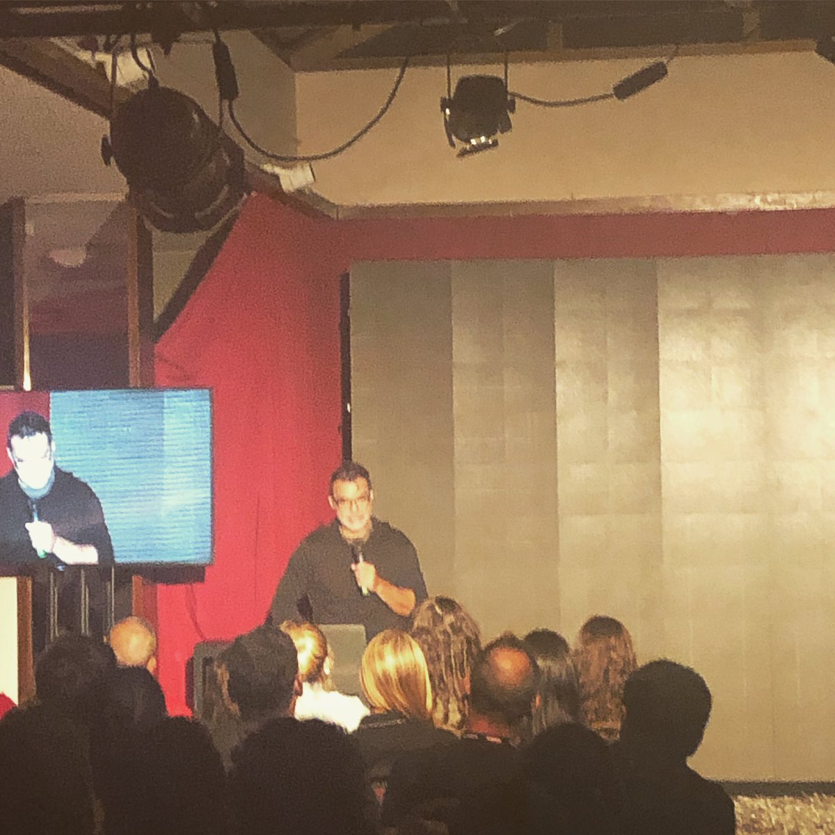 Carlos Pérez cerrando las charlas de esta edición XXX del Desachate “La urgente necesidad de redefinir la idea de la idea” #DesachateXXX