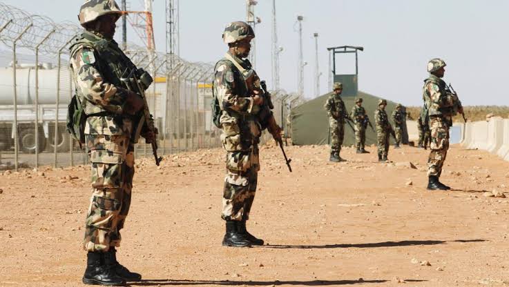 L’Algérie est prête à punir sévèrement toute incursion militaire sur son sol. c’est le principal message formulé par les chefs de l’armée algérienne lors de l’exercice tactique avec tirs réels organisé au nord-est d’In Amenas près des frontières avec Libye.
#حراك_05_افريل