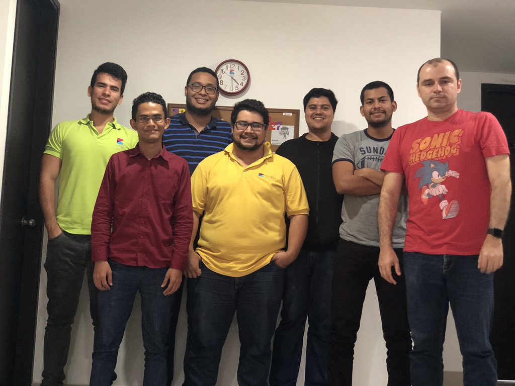 SoCoBox's tweet photo. #DreamTeam #TeamWork #Success Cansados pero sonrientes. https://t.co/hEScZWtN7r