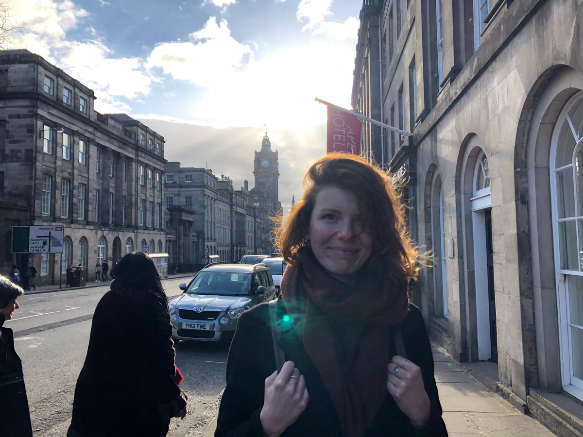 Check dit groene lichtpuntje op de foto van <a href="/biancaschrijver/">Bianca Schrijver</a> Ik denk dat dit een beschermengel is, maar zij denkt dat het gewoon een weerkaatsing van het licht is. Wat denken jullie? <a href="/NPORadio2/">NPO Radio 2</a> #SHAY