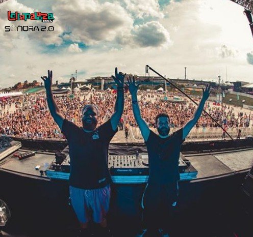 Sonora2pt0's tweet image. Começou hoje o #LollapaloozaBr 2019! Confira nessa #thread o que rolou e o que está rolando no primeiro dia! A dupla paulistana de DJs #Dashdot, formada por Andre Guarda e Felipe Flora, passou pelo palco Perry&apos;s by Doritos. #LollaBR