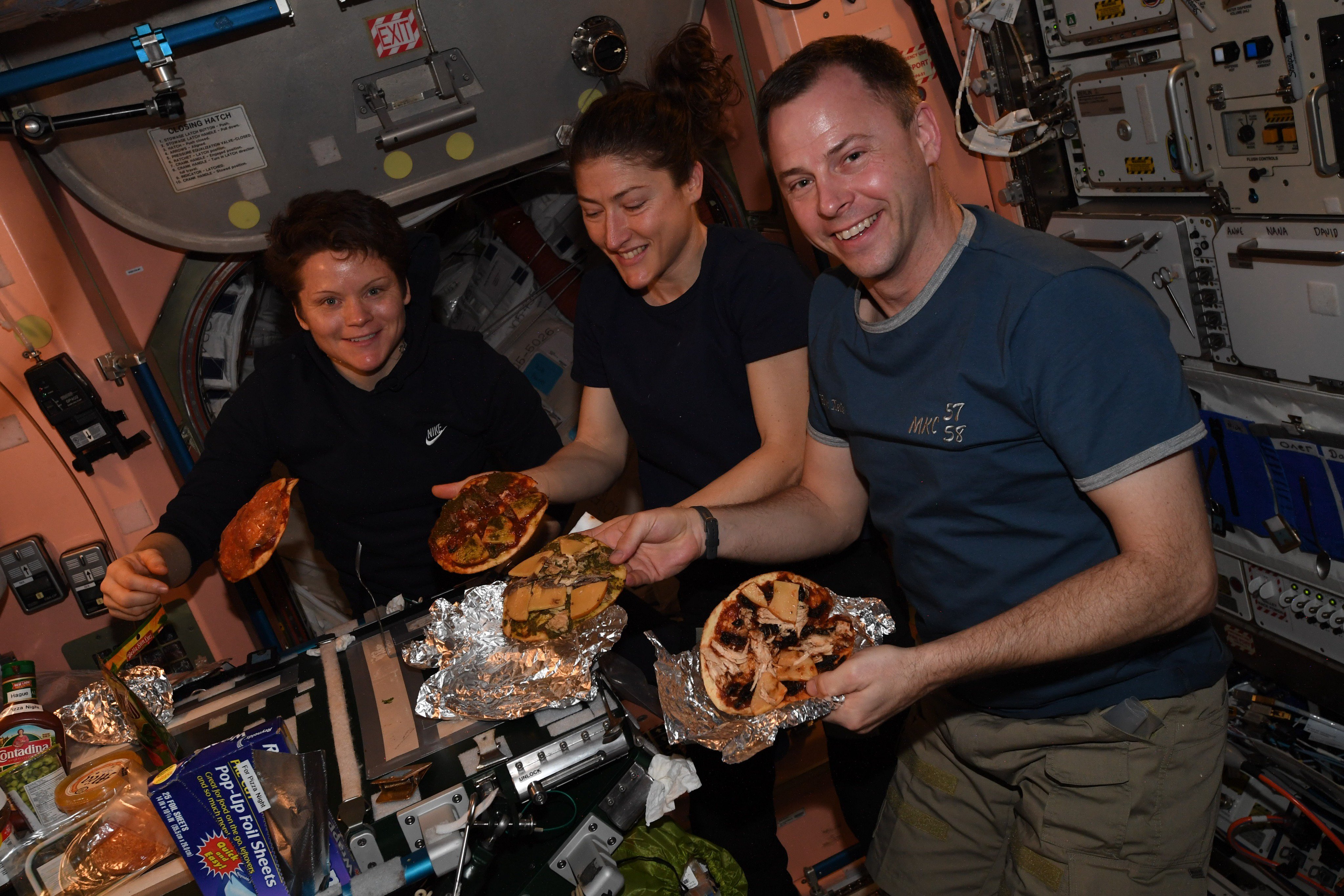 Что можно есть в космосе. Кухня на МКС. Пицца на МКС. Еда в космосе. Еда Космонавтов на МКС.
