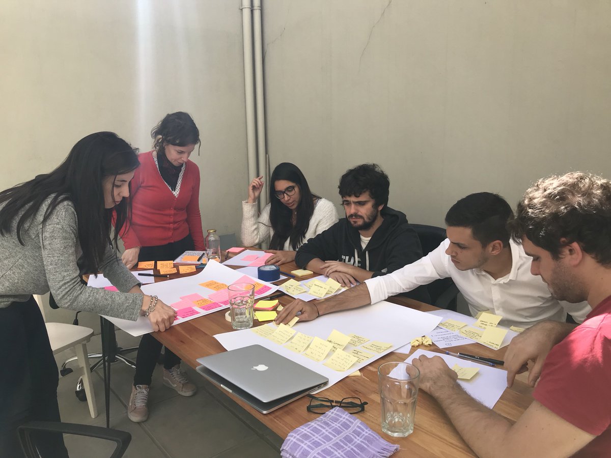 PeopleF1rst_Arg's tweet photo. Taller de Design Thinking con el equipo de @Enviopack. #designthinking #diseño #innovación #logistica #crazy8 https://t.co/beVHZlLbwY