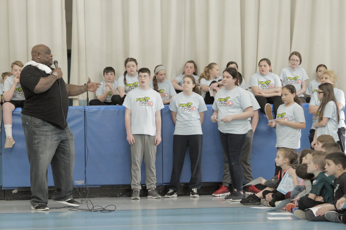 GENYOUthNow's tweet photo. We appreciate @darealtank78 coming out an visiting one of our #FLAGinSchoolsContest winners! ALL the students came out to sing #FlyEaglesFly! https://t.co/JrxCv2BFQo