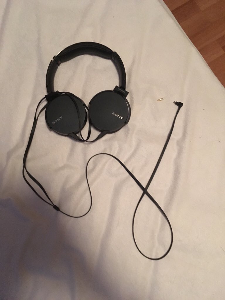 Vin_Leclair's tweet photo. My headphones I got for christmas. Today while playing a game on my PS4 the audio from my headphones stopped working! Curious I pulled them out of my controller. The little end of it fell off! @Sony could you explain me how that could happen to a brand new heaphone set? 😭 https://t.co/b8ocqLlFV8