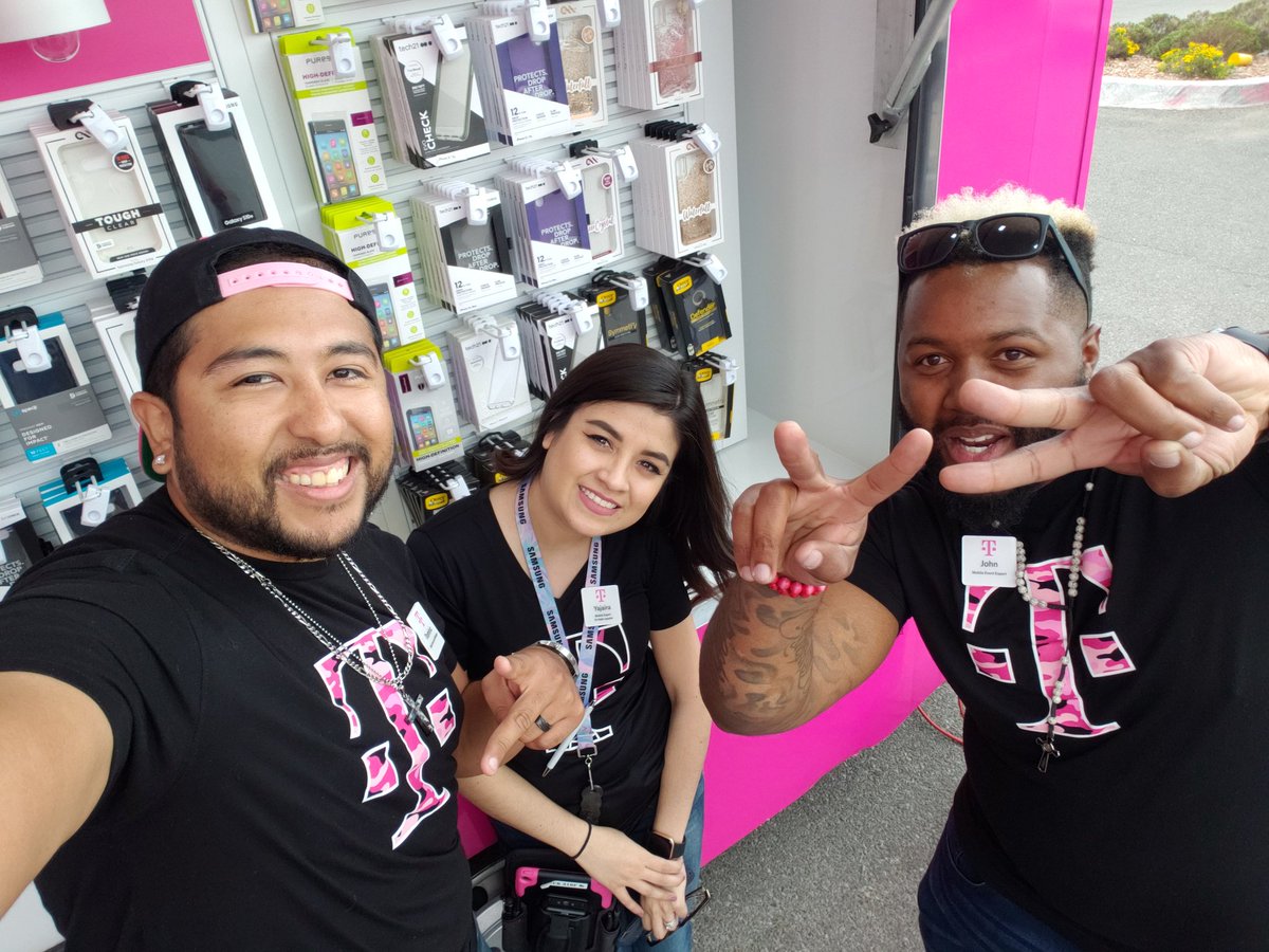 Ddeluna22's tweet photo. Having some #seriousfun #lomablockparty @DaisyLeQueen @marcopolo019 @JoeyC1111 @sarapalaciosdm @MoOniica_14 @MGNTAJLUIS @Itsjoeybro @yajaira_cabral https://t.co/xJvGWd6CRw