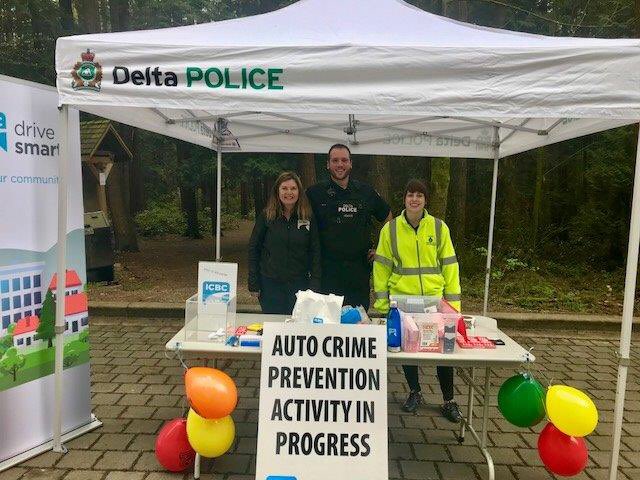 DeltaPoliceDCPO's tweet image. Cst. Pearce, @icbc and DCPO volunteers attended Watershed Park in North Delta today to share auto crime prevention techniques. @deltapolice #novaluablesvisible  #lockoutautocrime