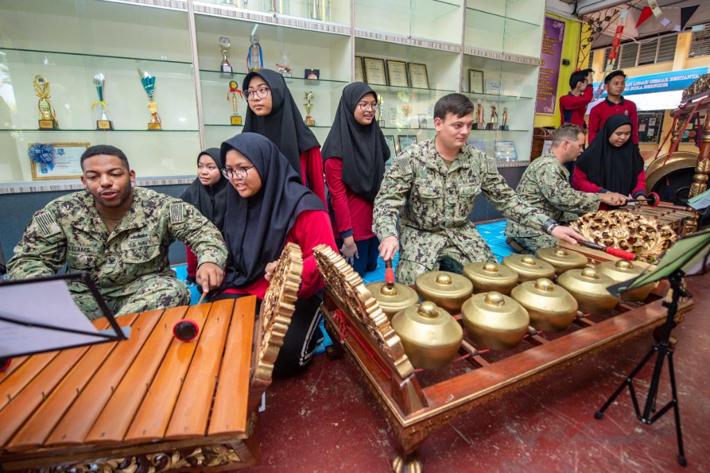#USNavy photos of day: #USSKearsarge conducts flight operations, Sen. Martha McSally delivers remarks at @TalkActEnd, #USSAbrahamLincoln & #USNSArctic conduct replenishment-at-sea, & Sailors spend time with students in Malaysia. ℹ️info and ⬇️download: navy.mil/viewPhoto.asp?…