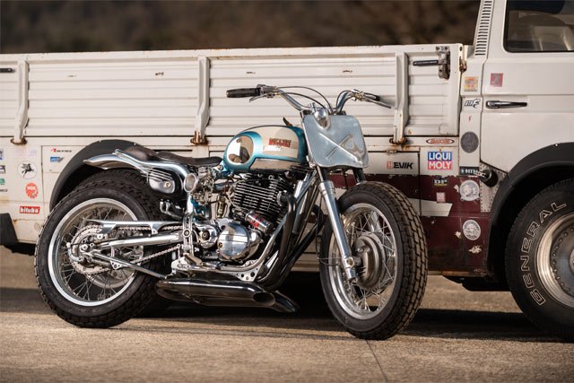 pipeburn's tweet image. PURSUIT OF HAPPINESS. Plan B’s ‘Flyin’ ’57’ Bianchi Moonshine Racer pipeburn.com/home/2019/04/0… #Bianchi #Racer #Tracker #Moonshine #Italy #PlanB #Custom #Motorcycle #Pipeburn