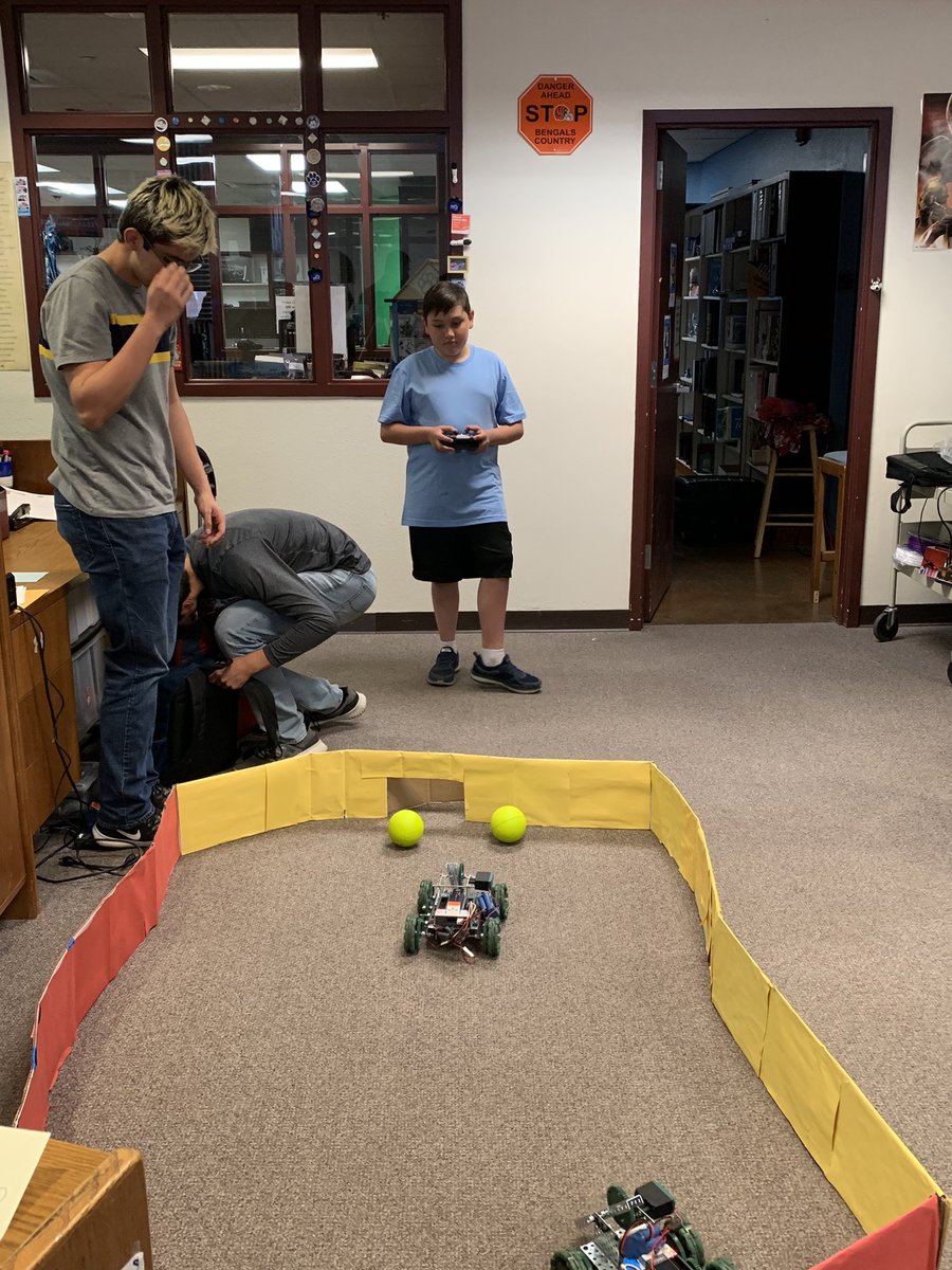 chapinpltw's tweet photo. #ChapinMagnet #ChapinCommunity Striving to #BeTheDifference in #EPISD Thanks #ChapinLibrary for #NewTraditions in #BigDawgsFanCon https://t.co/I72ArSb7Kg