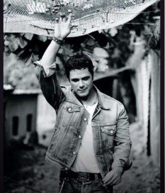 radiofanatica_'s tweet photo. "SIEMPRE ES DE NOCHE" @AlejandroSanz

#ElDisco 💿

https://t.co/fJPoAfgkag | 🌙

Que para mí #siempre es de noche
Pero esta noche es como un #atardecer

Si #logras que a la vida me asome
Tus ojos sean los que #brillen... https://t.co/OdbiMewSIP