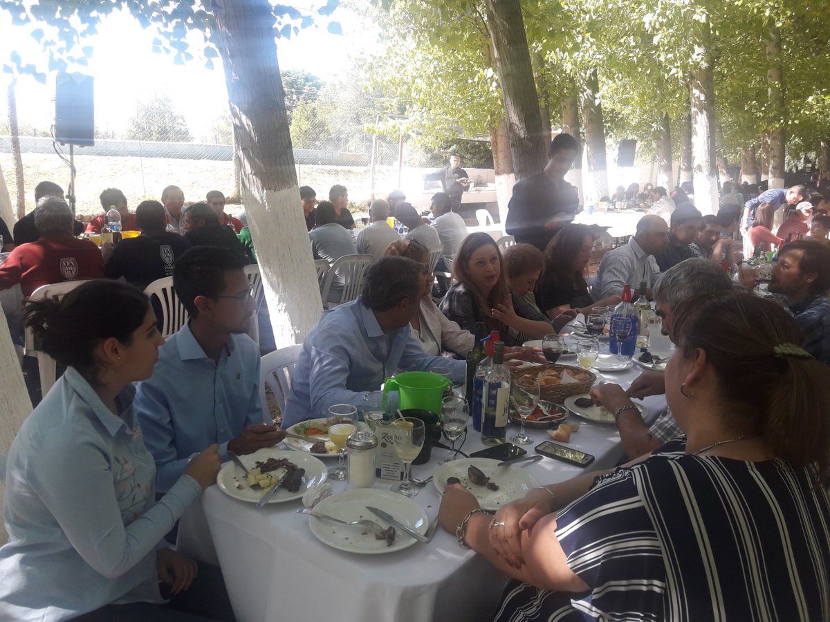 NormaVTrigo's tweet photo. En Viñedos Zuccardi de #ElMarcado compartimos con viñateros el almuerzo de fin de cosecha. Antes nadie había participado, y hoy nos sumamos convencidos que trabajando a la par con entidades privadas podemos lograr grandes beneficios para los santarrosinos.
#EntreTodosPodemos https://t.co/3do8OIp01H