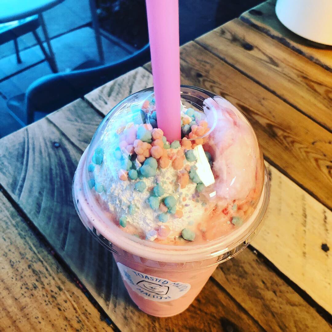 Chris_V_Wood's tweet photo. Drove over an hour to get here, but the @toasted_mallow is well worth the trip. That beautiful concoction in the pictures is called the βPretty Unicornβ π¦ Strawberry Shortcake, Marshmallow, Cotton Candy and Sprinkles... simply amazing!!! ππ½ #toastedmallow #prettyunicorn https://t.co/44HCABZkEy